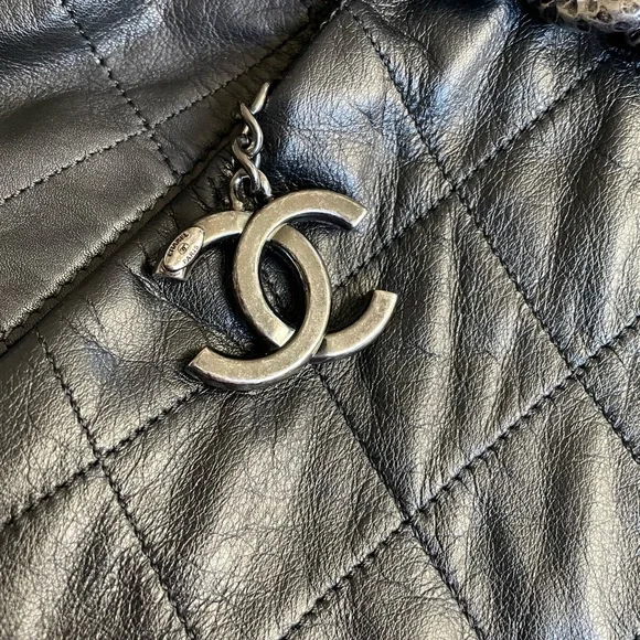 💯% Authentic Chanel hobo crossbody bag - Picture 3 of 17